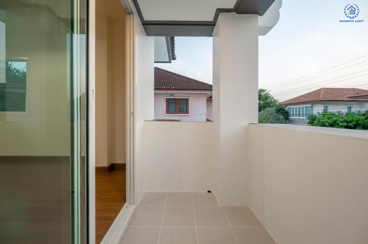 บ้านมือสองตกแต่งใหม่ โครงการ กฤษดานคร18 พุทธมณฑลสาย3 เนื้อที่ 74 ตร.ว. บนพื้นที่ใช้สอย 158.9 ตร.ม. อีกระดับของฟังก์ชัน 4 ห้องนอน 3 ห้องน้ำ จอดรถได้ 2 คัน พร้อม 1 ห้องอเนกประสงค์สุด Private ที่สามารถปรับการใช้งานได้หลากหลาย บนทำเลศักยภาพเชื่อมต่อหลายเส้นทาง ใกล้เซ็นทรัลปิ่นเกล้า ม.มหิดล และทางด่วน "ศรีรัช"